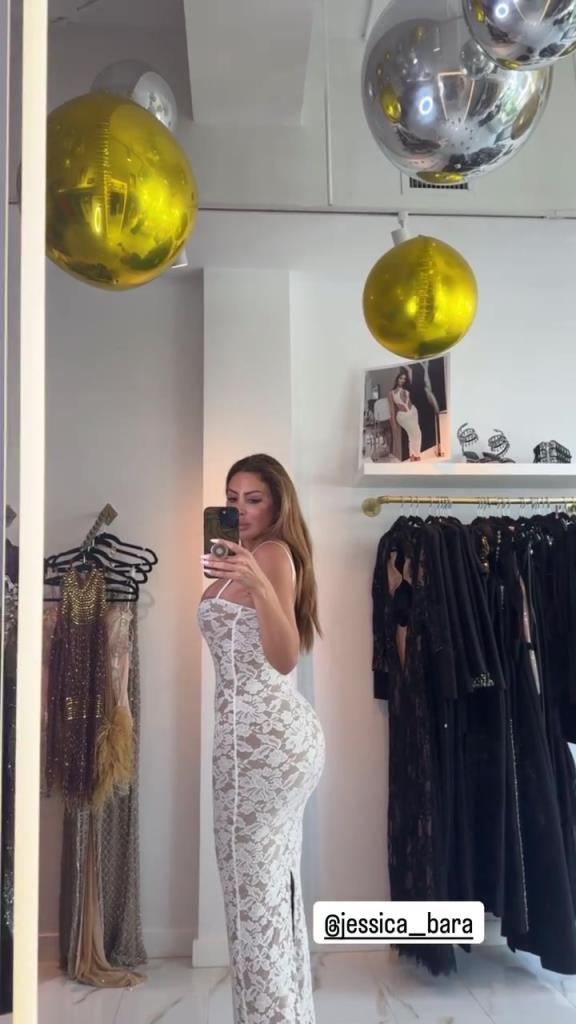 徐娘半老！皮蓬前妻穿吊帶裙自拍，這身材也太炸裂了！