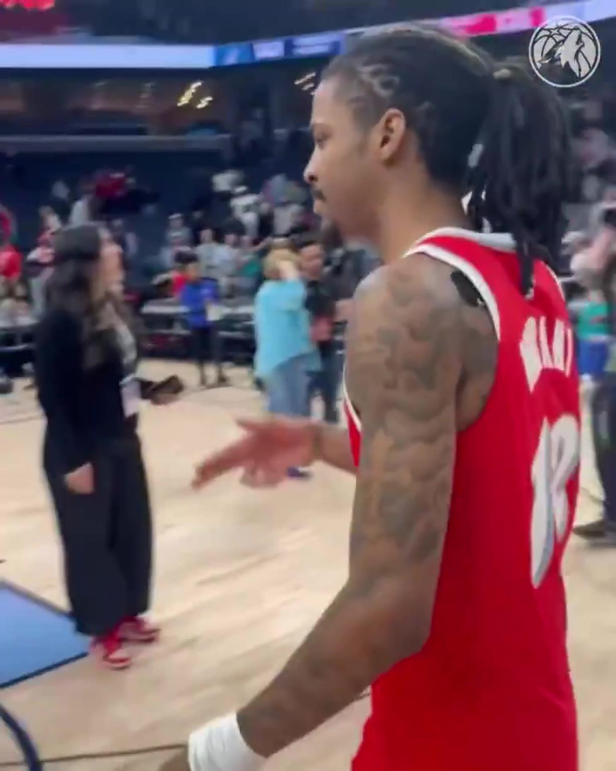 笑死！莫蘭特賽后與華子握手，竟然也是比出“手槍”的手勢