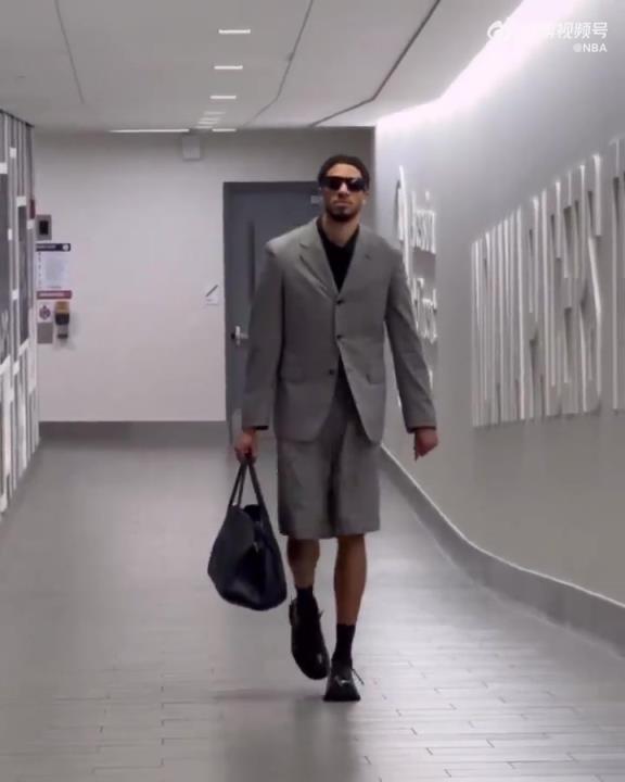 時尚潮男！哈利今日一身灰西裝短褲墨鏡搭配入場 腿真細！