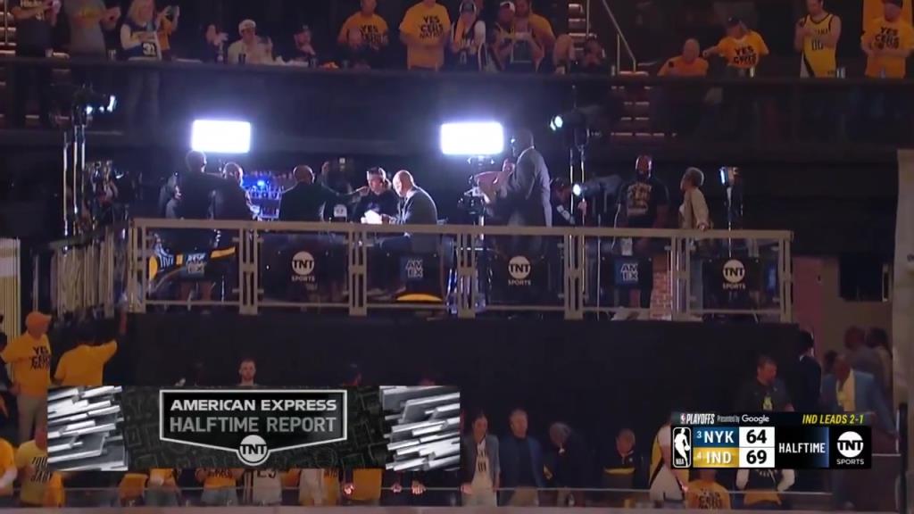 ?。哭D(zhuǎn)播鏡頭給到解說(shuō)看臺(tái)，奧尼爾居然抱著一個(gè)人在彎舉