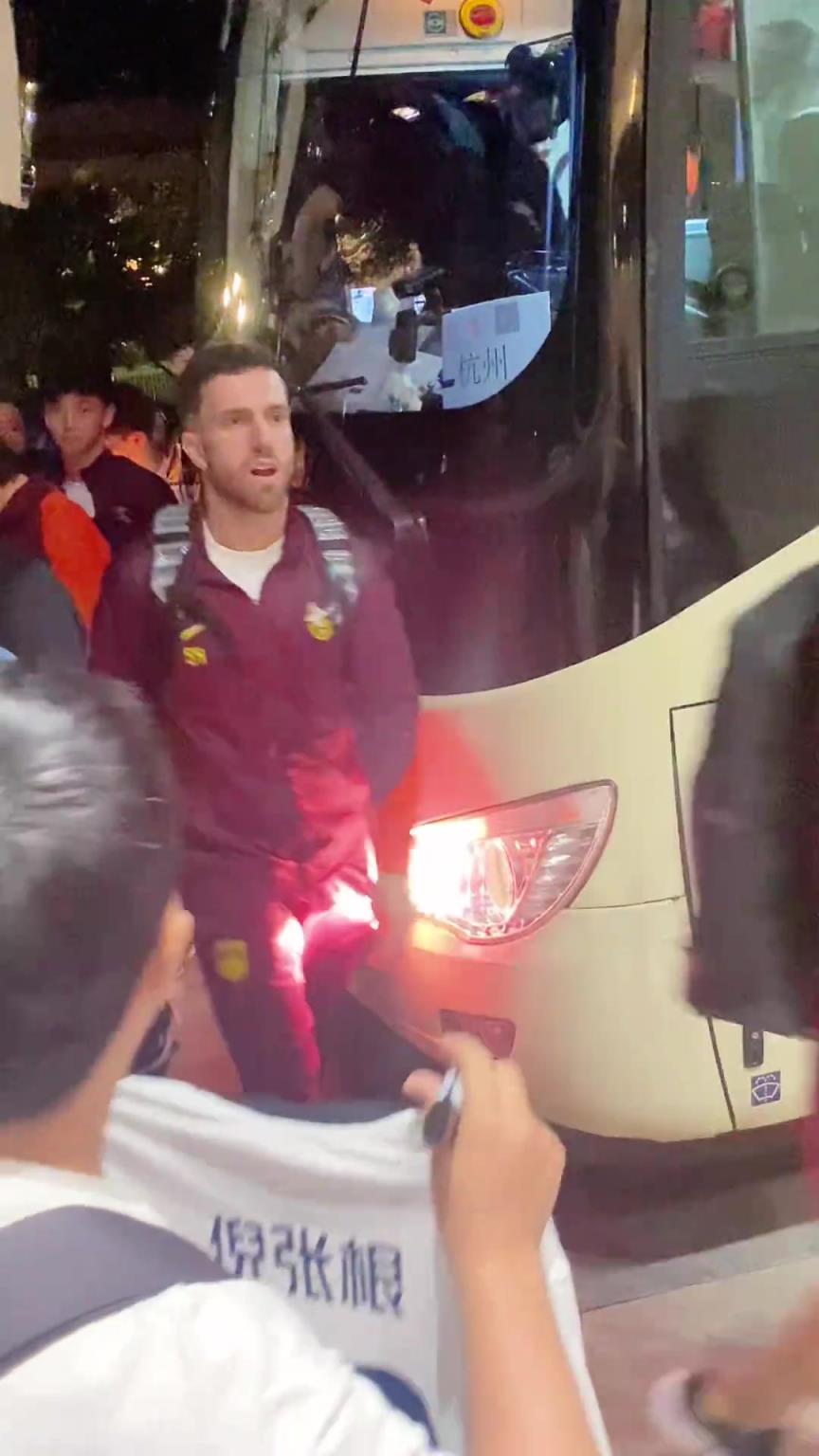 韋世豪嚇得箭步逃跑！國(guó)足深夜到酒店差點(diǎn)被摁在車(chē)頭不讓走