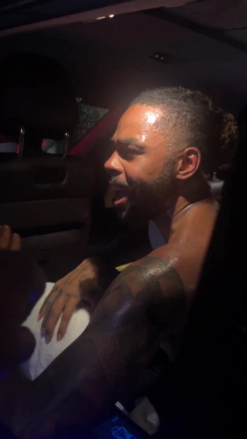 太熱情了！拉塞爾中國(guó)行坐車(chē)離開(kāi)球迷們被團(tuán)團(tuán)圍住