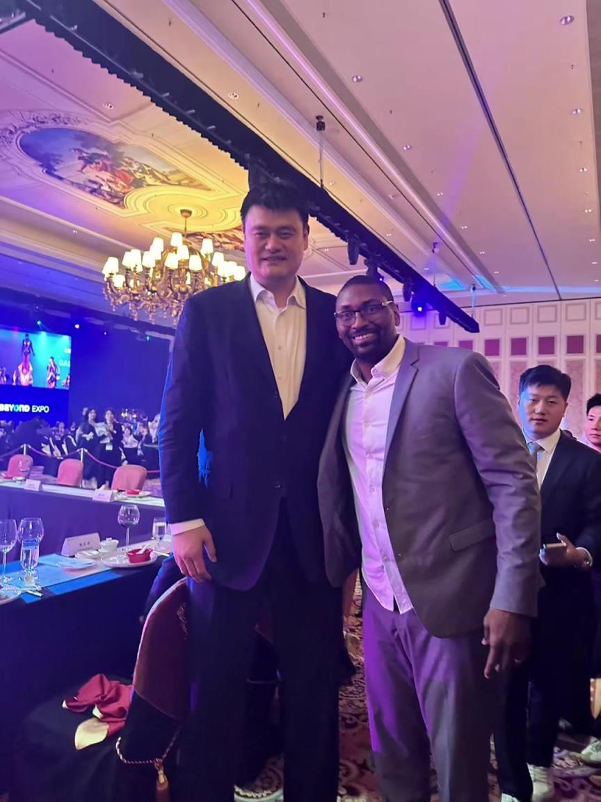 阿泰斯特曬與姚明合照：這是我最喜歡的隊(duì)友 姚??！