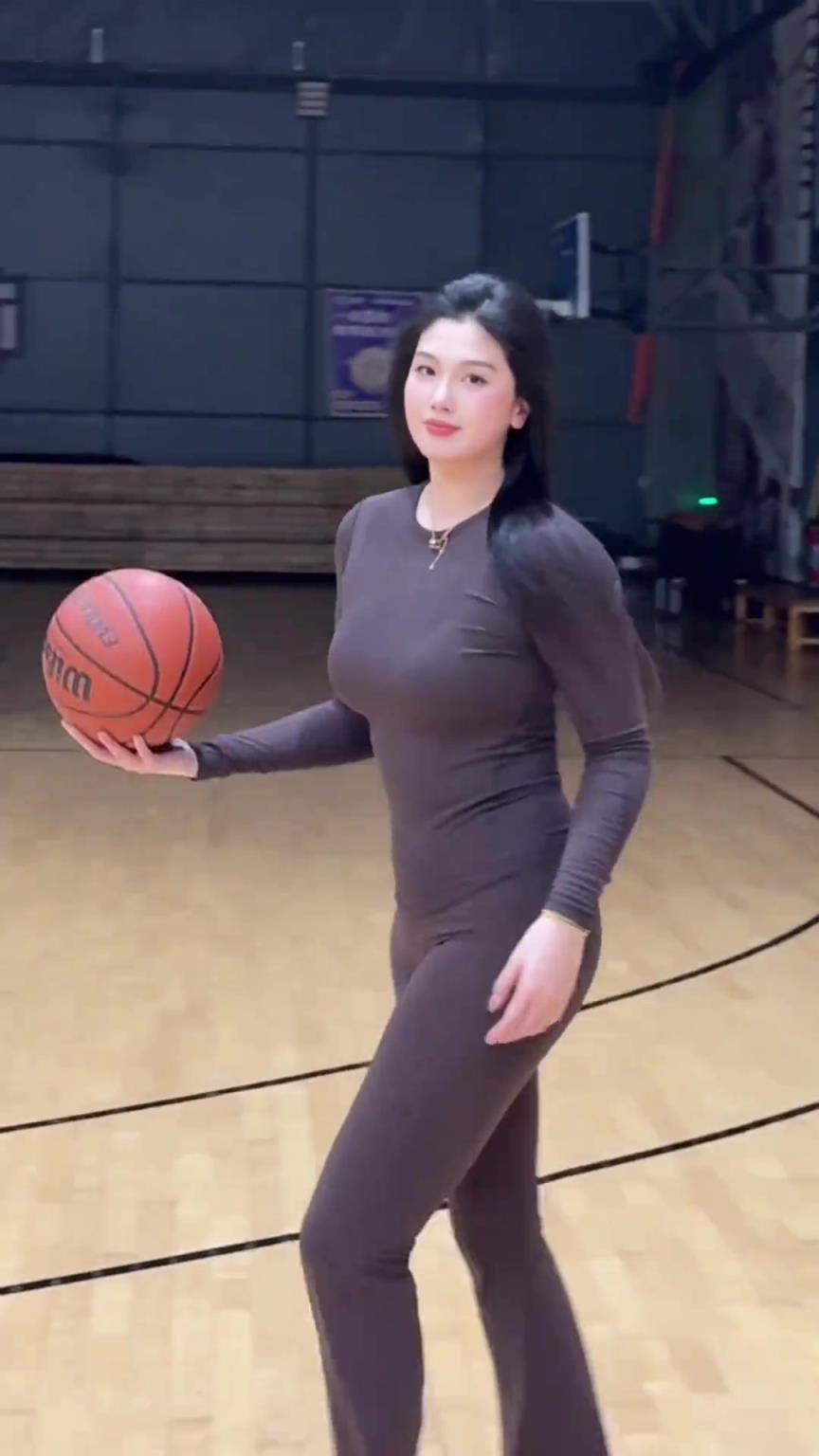 低配版卡戴珊！野球場肘姐這身材，懂的吧友都懂！