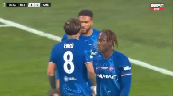 繼續(xù)干！恩佐進(jìn)球后給了詹姆斯一巴掌，兩人頂頭互相打氣