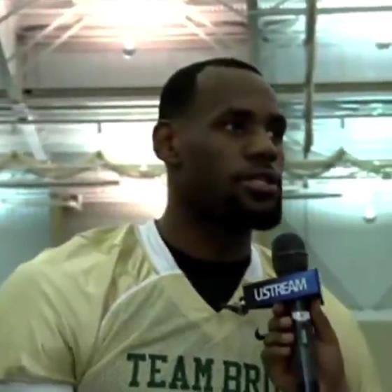 哥兩個(gè)還會(huì)這個(gè)?。?1年NBA停擺期間老詹和阿杜組隊(duì)玩橄欖球