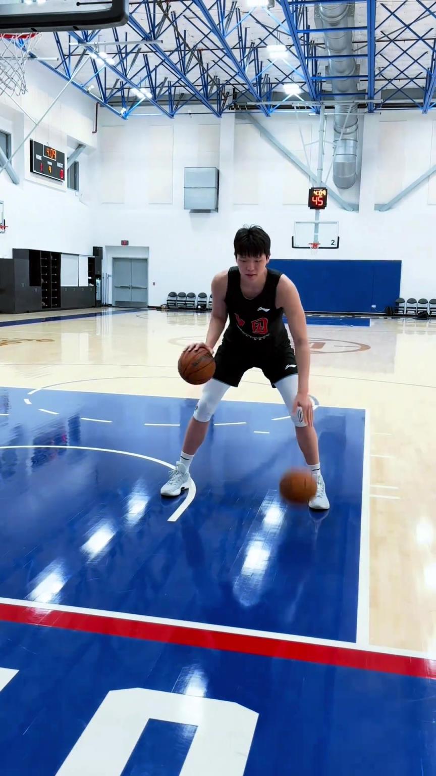 楊瀚森今日份訓(xùn)練！這個左右手運(yùn)球協(xié)調(diào)性真不錯