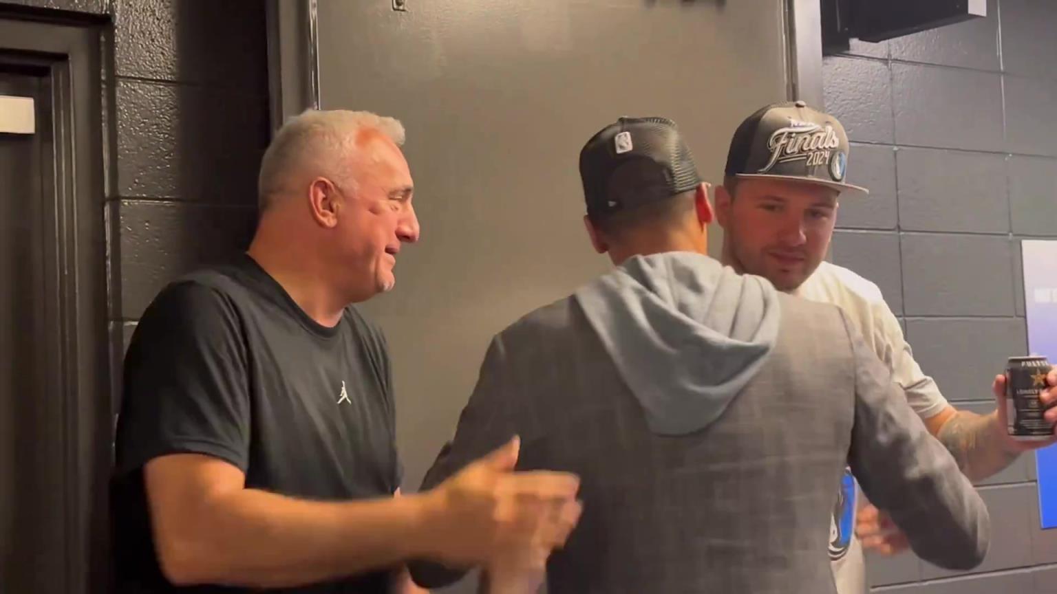 去年的今天，東契奇率隊(duì)殺入總決賽，賽后喝啤酒被芬利沒收