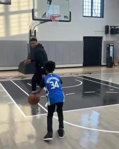 交易價值急劇下降！字母哥和小球迷單挑被當(dāng)面絕殺