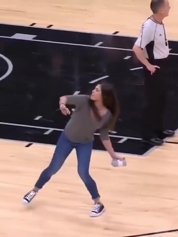 不愧是美國(guó)女籃主力，普拉姆的力量太嚇人了