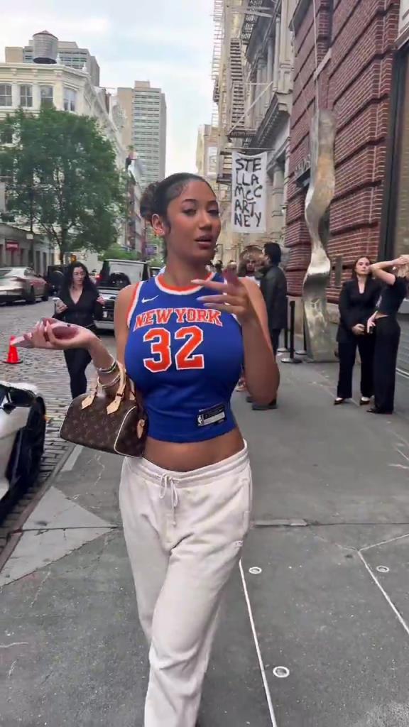 哇塞！一豐滿尼克斯女球迷身穿唐斯球衣，真是太吸引眼球了