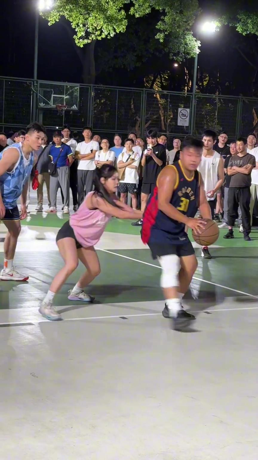 這哥們看見防自己的是女生，一個勁背打，球也不傳了